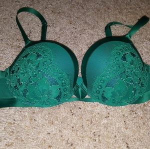 34d. Victoria's secret. Very sexy pushup.